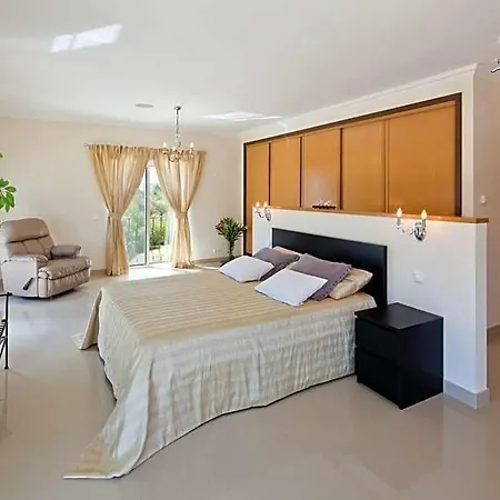 Sleeps 8 Pool Air Con Wifi