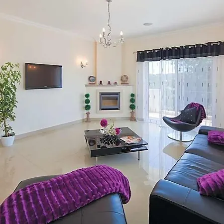 Villa Sleeps 8 Pool Air Con Wifi
