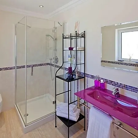 Sleeps 8 Pool Air Con Wifi