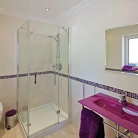 Sleeps 8 Pool Air Con Wifi