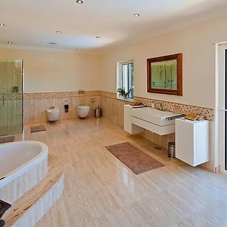 Sleeps 8 Pool Air Con Wifi *
